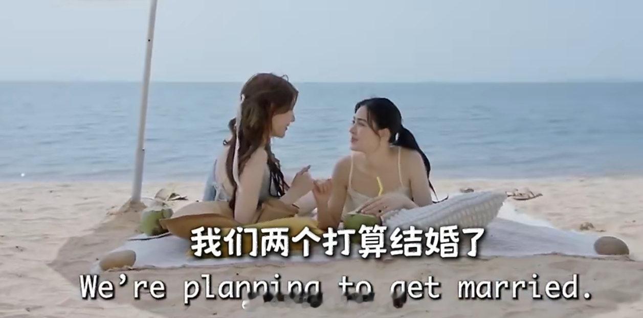 这个老燃的手一直没离开过那个椰子 （