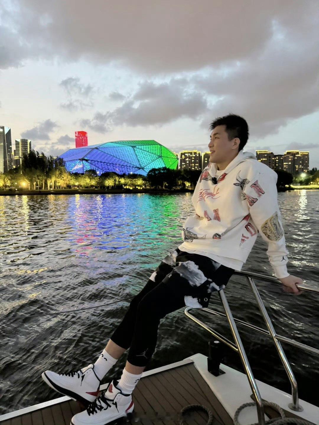 今日晚安图一河两岸，景美，人更美 ​​​
