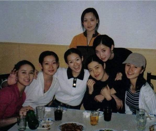 中戏96班早期合影，女同学胡静、秦海璐、章子怡、曾黎、袁泉、张彤、李馨雨。

李