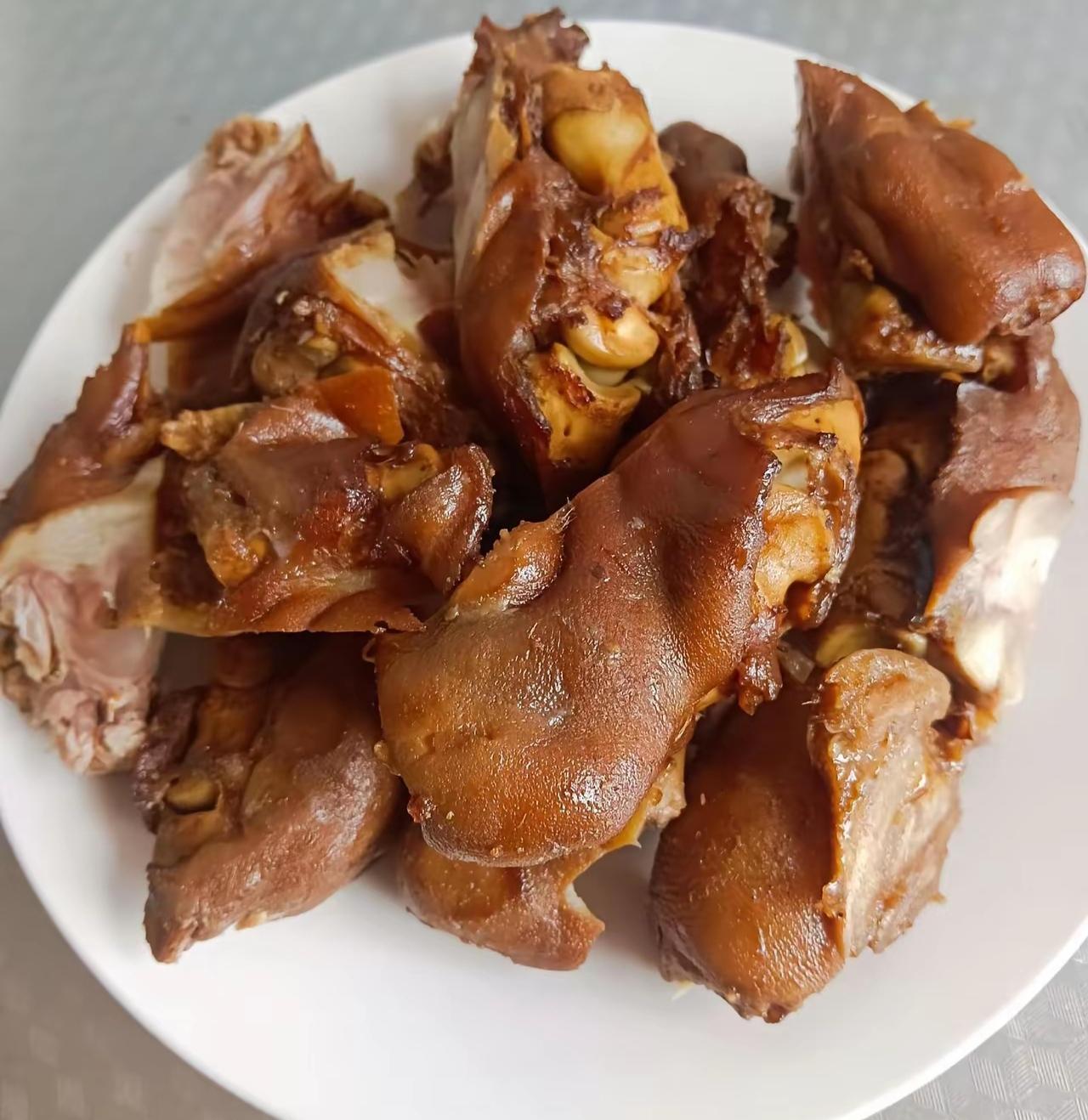 假期不出门，简单两个菜，一荤一素。山东鲁西南兖州区26元猪蹄一个，这是两个猪蹄。