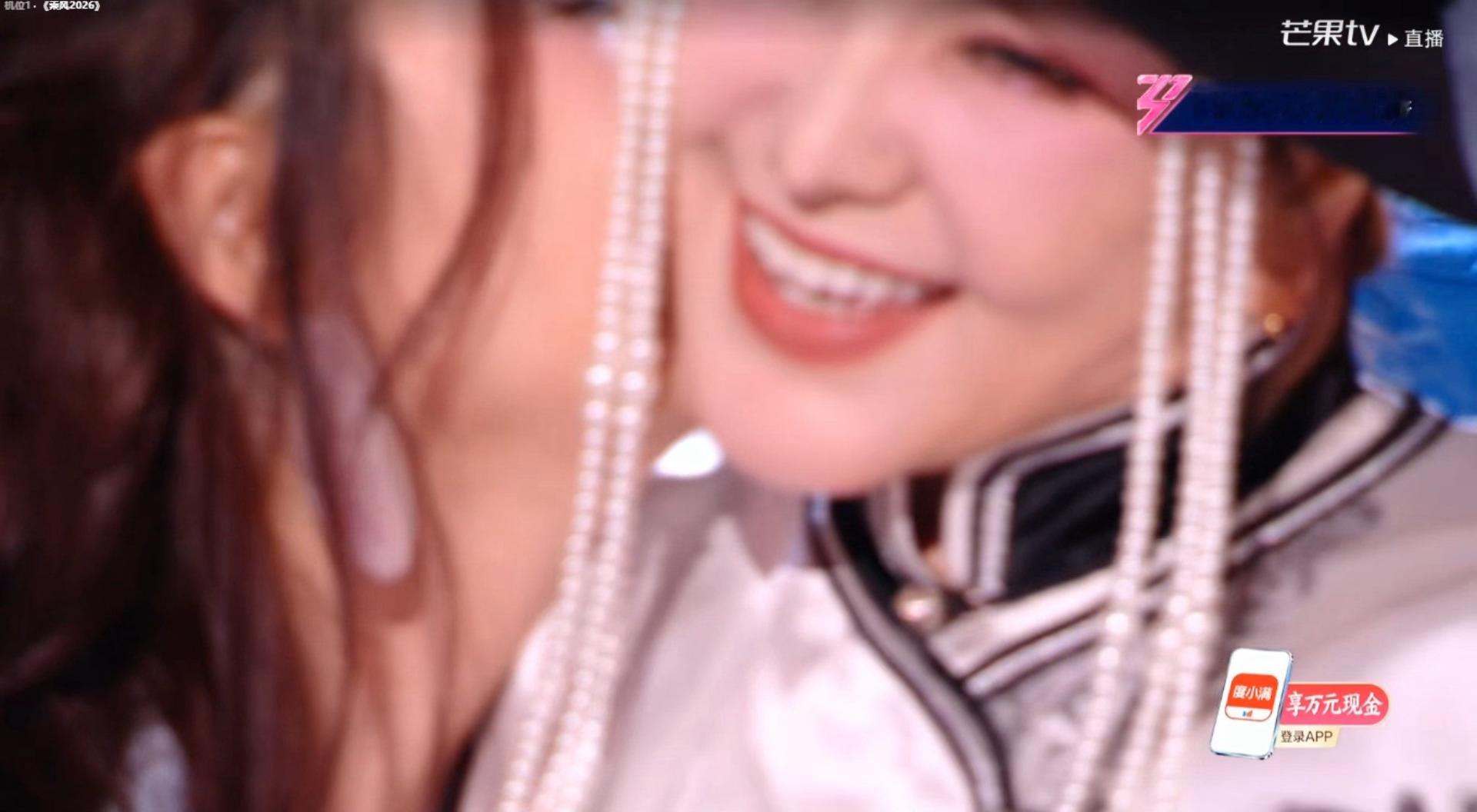 啊啊啊啊啊啊者来女突然吧唧一下亲了一口乌兰图雅的脸啊啊啊啊啊芒果立刻切镜头了啊啊