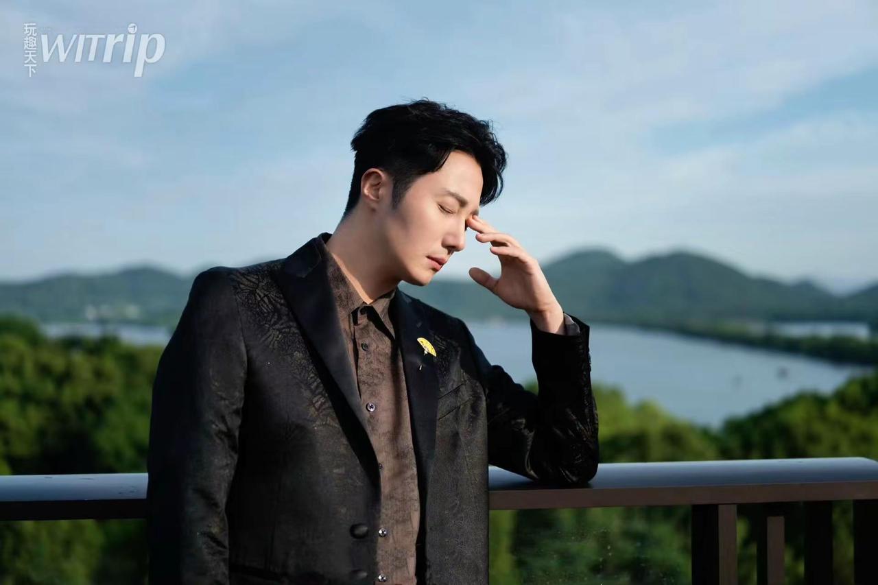 “宇”见非遗🪭丁一宇💕。当丁一宇在杭州邂逅东方非遗，茶香漫过扇面，古韵在镜头