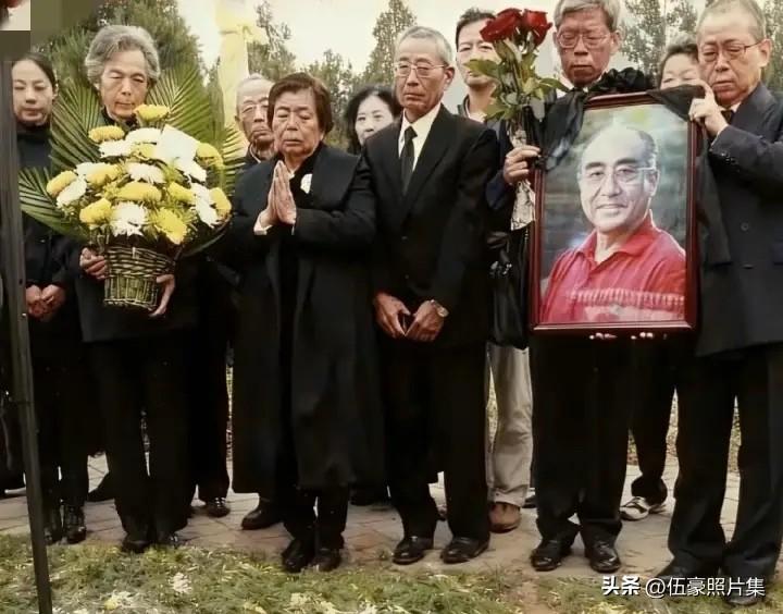 2013年，庄则栋葬礼上，家人们还是为他举办了一场简朴的送别仪式。在生命最后阶段