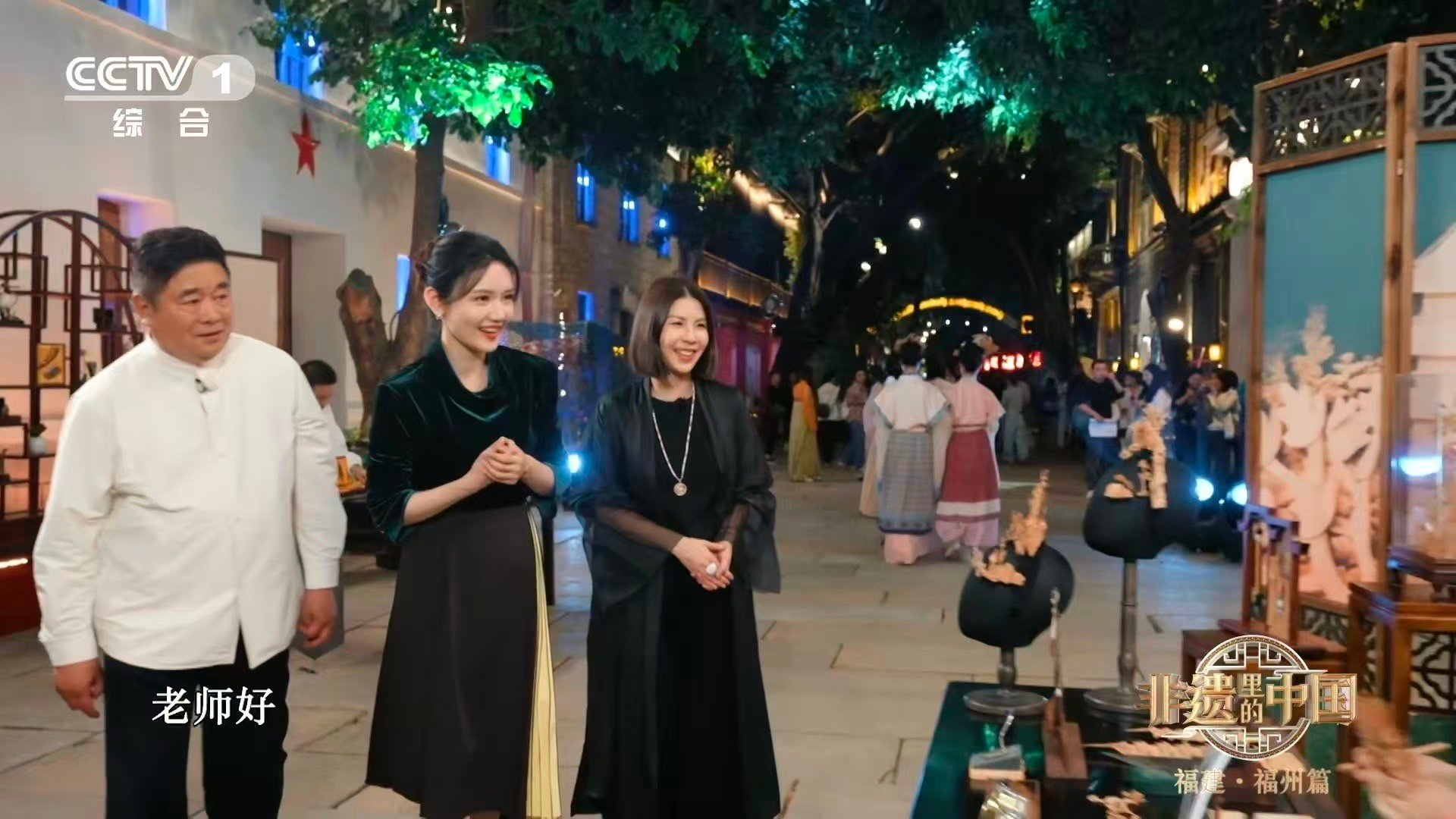 中国人把亭台楼阁戴在头上“丛山数百里，尽在一框中。”软木画发饰以毫厘之功，将亭台