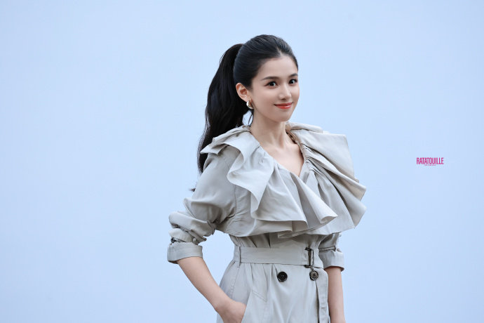 Burberry伦敦大秀张婧仪 张婧仪现身伦敦大秀，展现出属于自己的时尚气场。没
