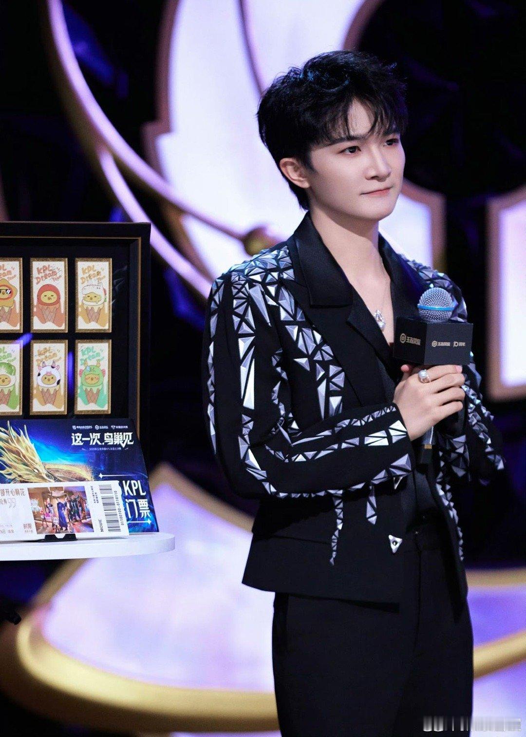 周深十年之约一镜到底MV这个十年之约mv拍的好丝滑，这运镜在内娱我是没想到的，希