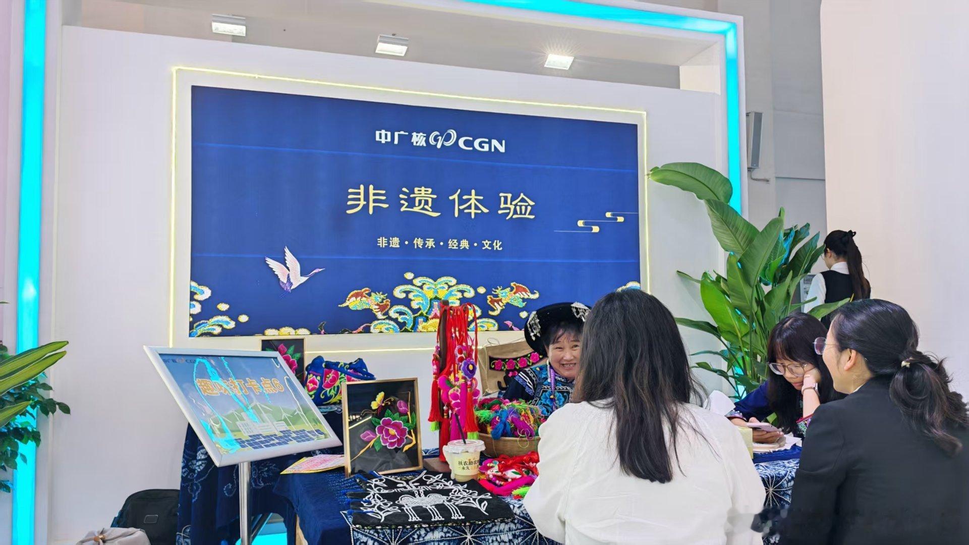 人山人海的南博会现场今年南博会就一个字：挤！人山人海，摩肩接踵，每个展台前都排着