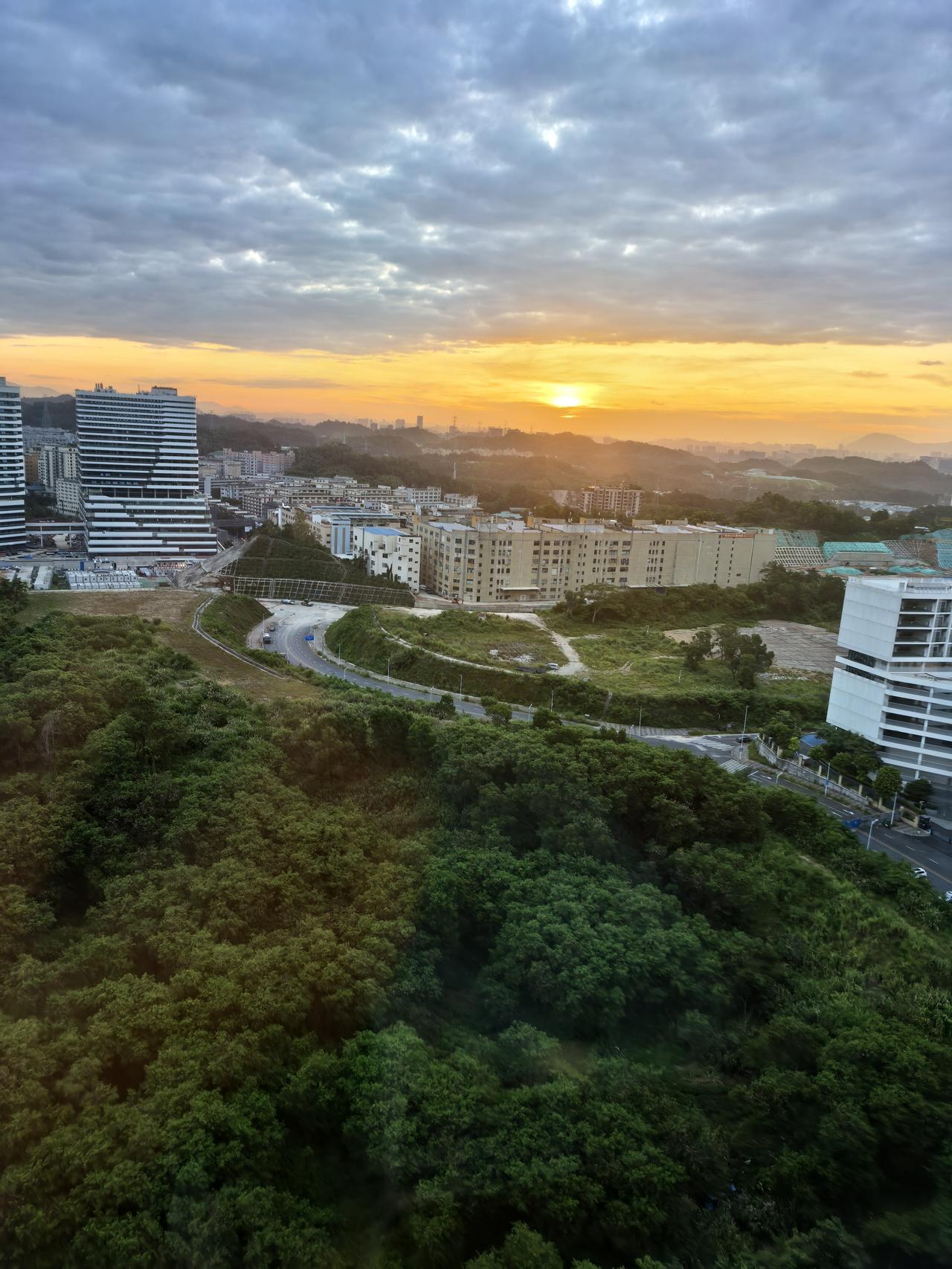 发张你手机里最美的夕阳照可以吗这是雷雨要来前的夕阳照。