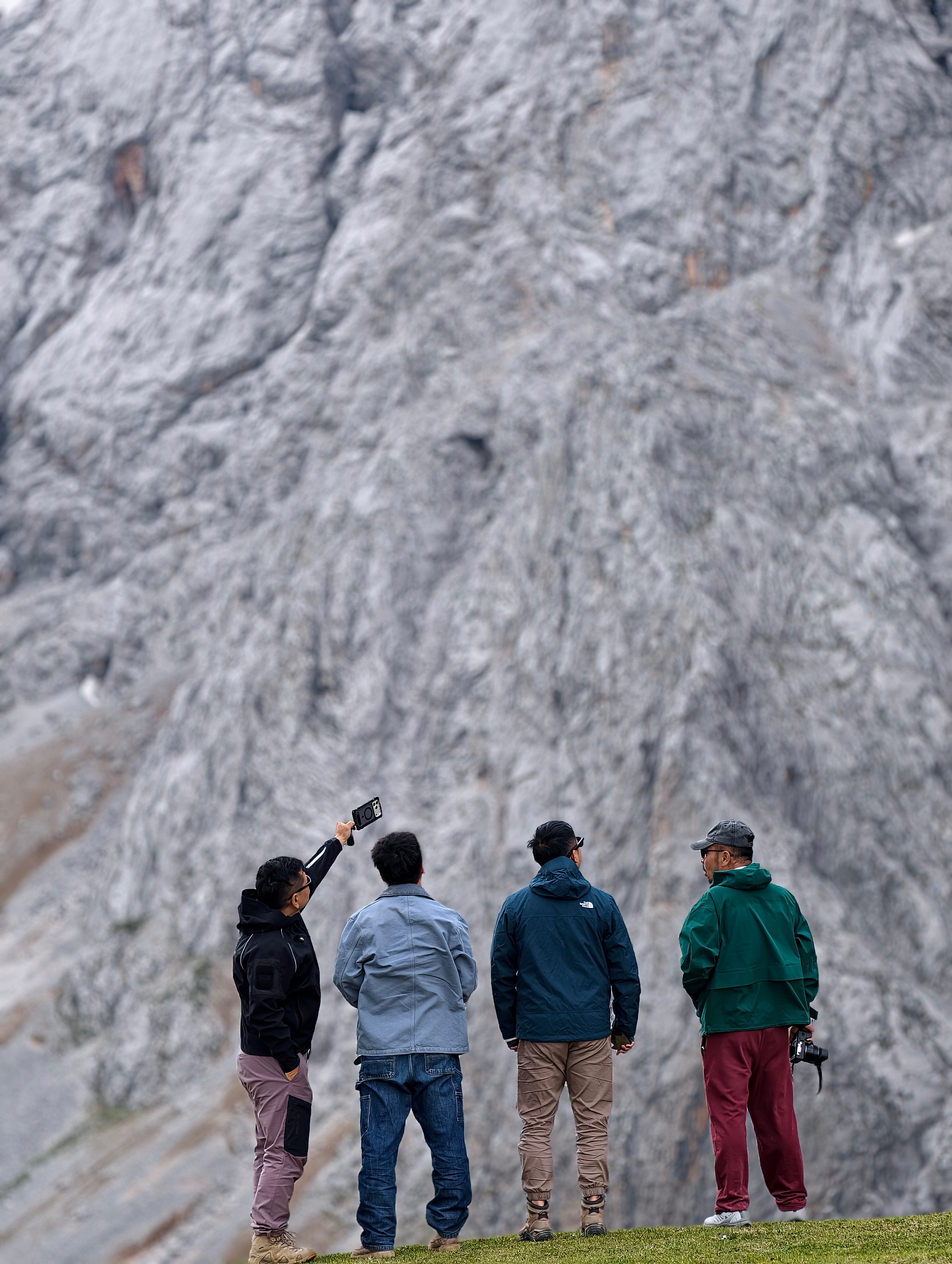 又一季《韩路游记》杀青了甘南景色充满着惊喜，群山千变万化，你永远不知道，下一个弯