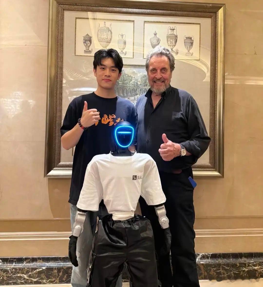 80岁埃罗尔·马斯克现身广州宇树科技公司，他参观了人工智能机器人，体验感非常好，
