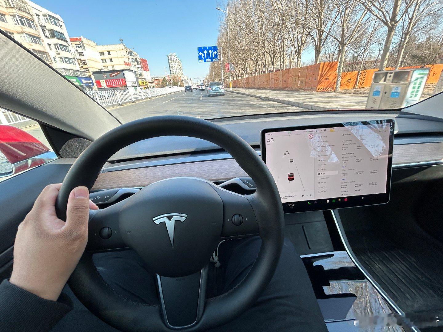 温度才刚过零上，Model 3的续航就可以达到300km+了如果天气能一直暖和，