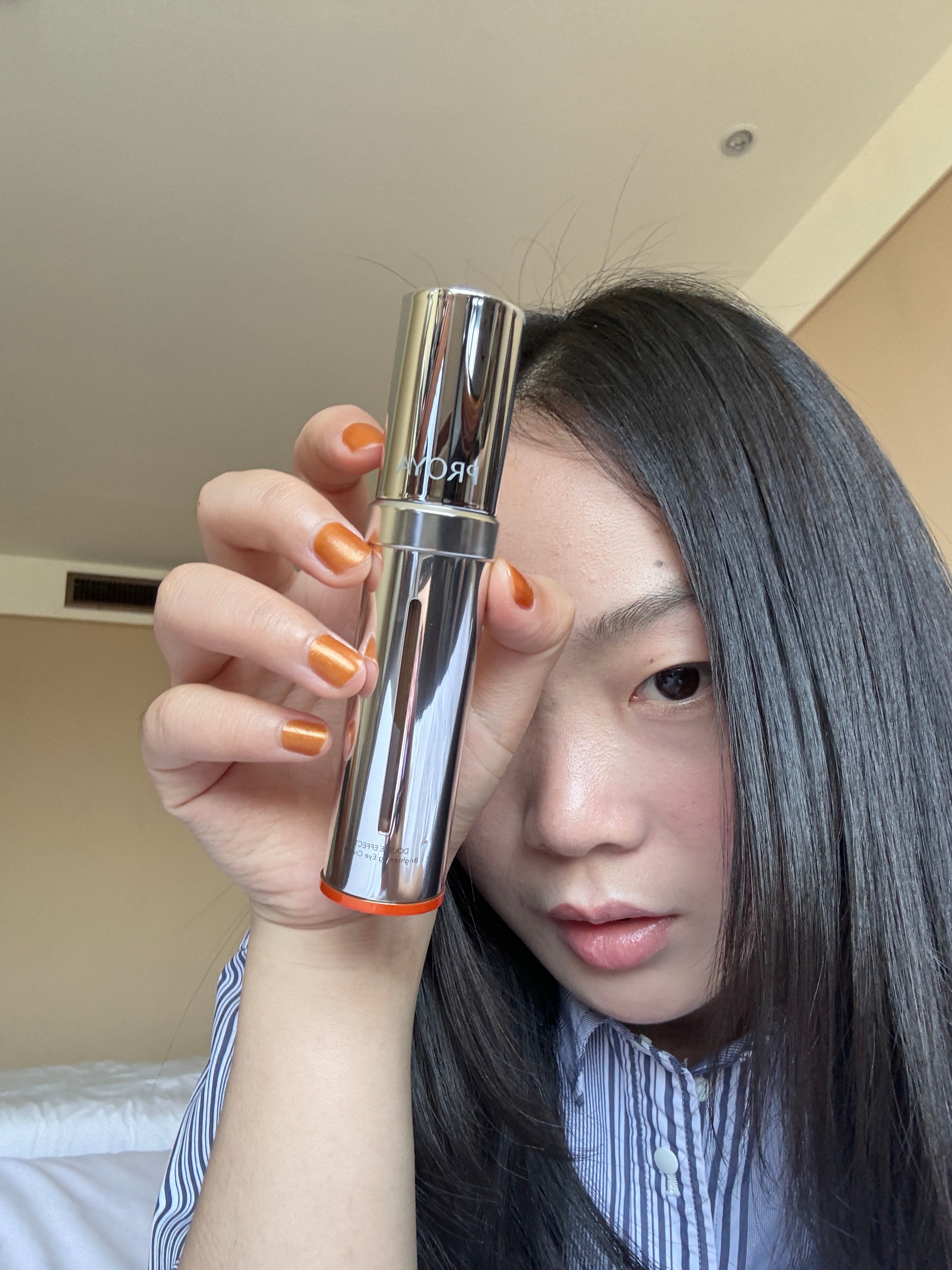 哈哈，发现手指甲跟珀莱雅撞色了，这次出来玩还是带了这个双抗眼霜，虽然这两天一直在