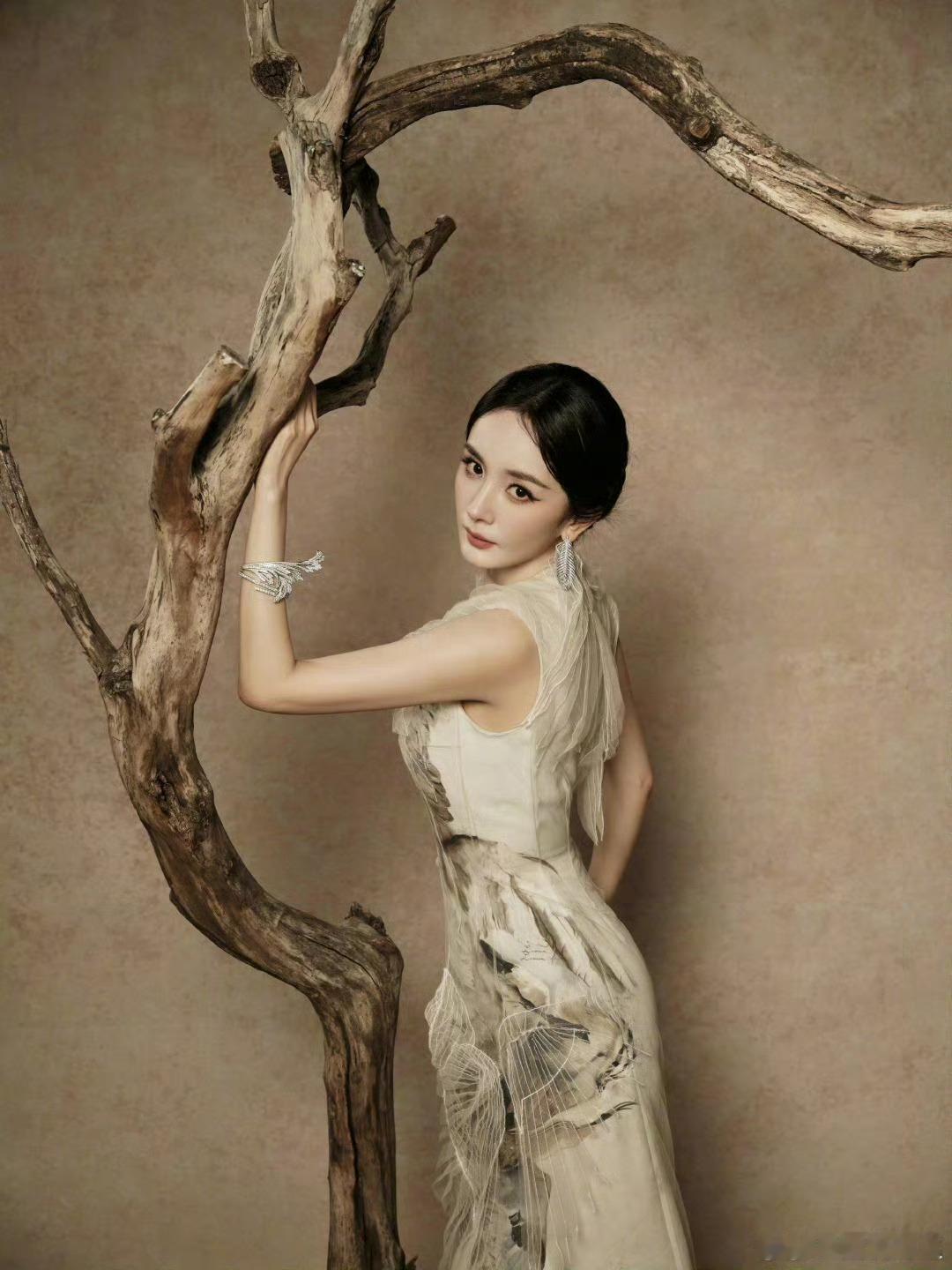 杨幂w盛典造型出图杨幂 地母 杨幂第100套高定解锁新成就！马吉拉高定全球活动首