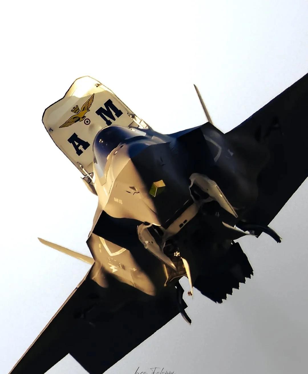 意大利空军F-35B ​​​战机
战斗机 航空航天 航空摄影 海军 武器装备 飞