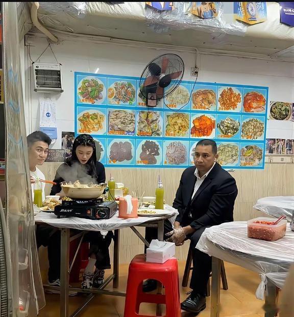 万万没想到，这么有钱的人也会来这种小苍蝇馆吃饭，真的太接地气了吧？虽然身边有保镖