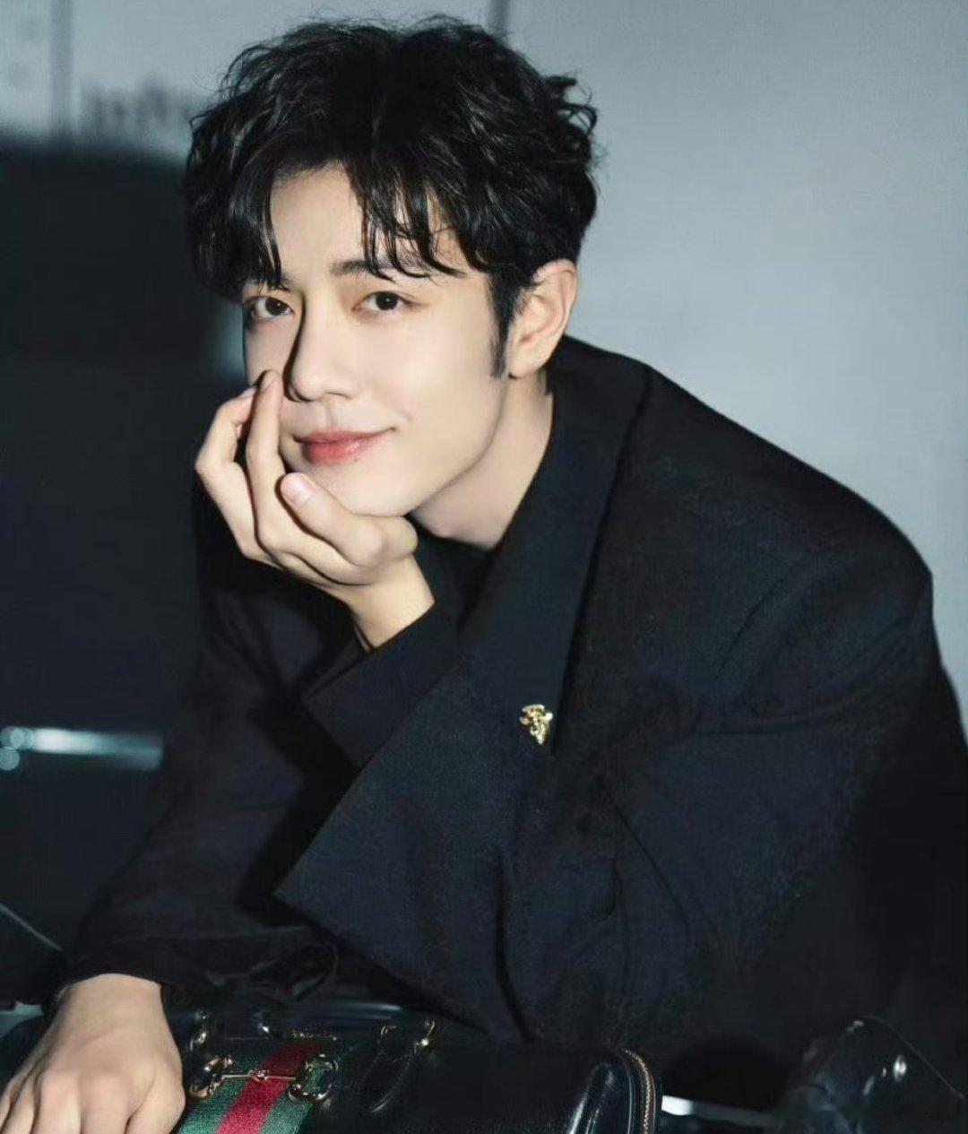 肖战的鼻间痣好像小狐狸，小狐狸专门魅惑我来的