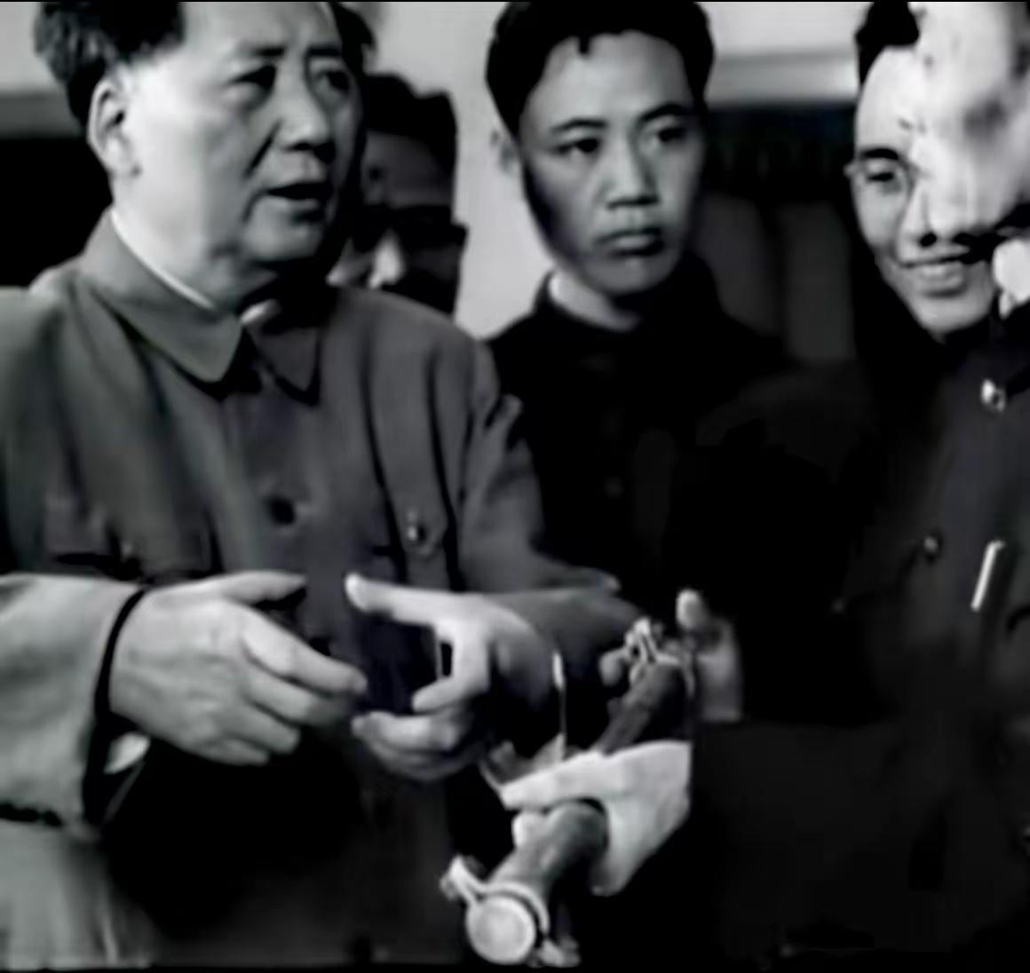 崇拜谁，从来不是喊出来的，是老百姓真心选出来的
 
总有人问：现在的人，到底该崇