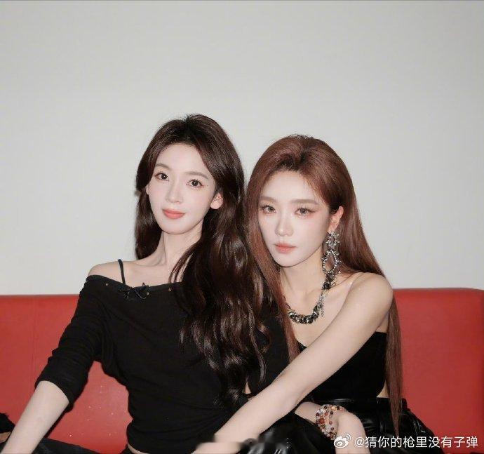 瑶台月下又幸福了、陈瑶张月你在左边我紧靠右两人身形贴合并肩而立，站位意境氛围感拉