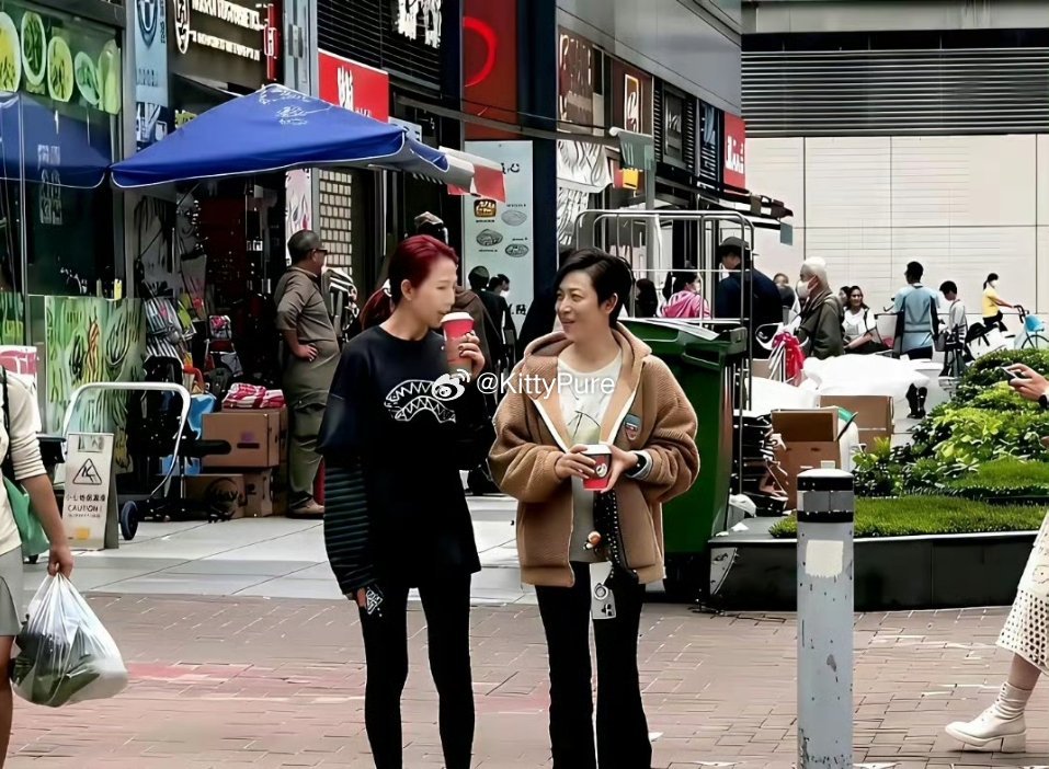 香港的路人都不追星的吗？这么大的明星，居然没有人围上去要签名 