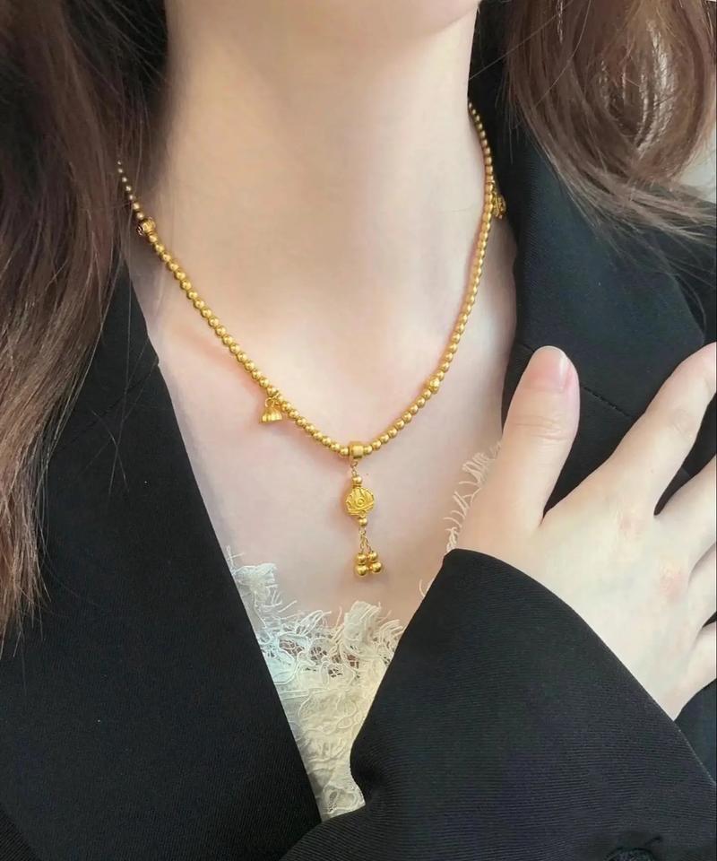 “男朋友居然要求我把自己金项链卖了，给他妈妈买电瓶车。”

一女生在网上发帖子求