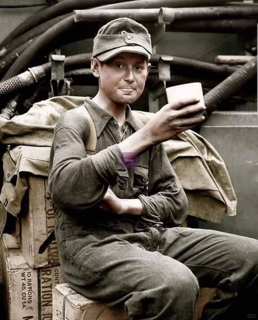 1944年6月，在诺曼底海岸美军步兵登陆艇上，一名被美军俘虏的德国陆军...