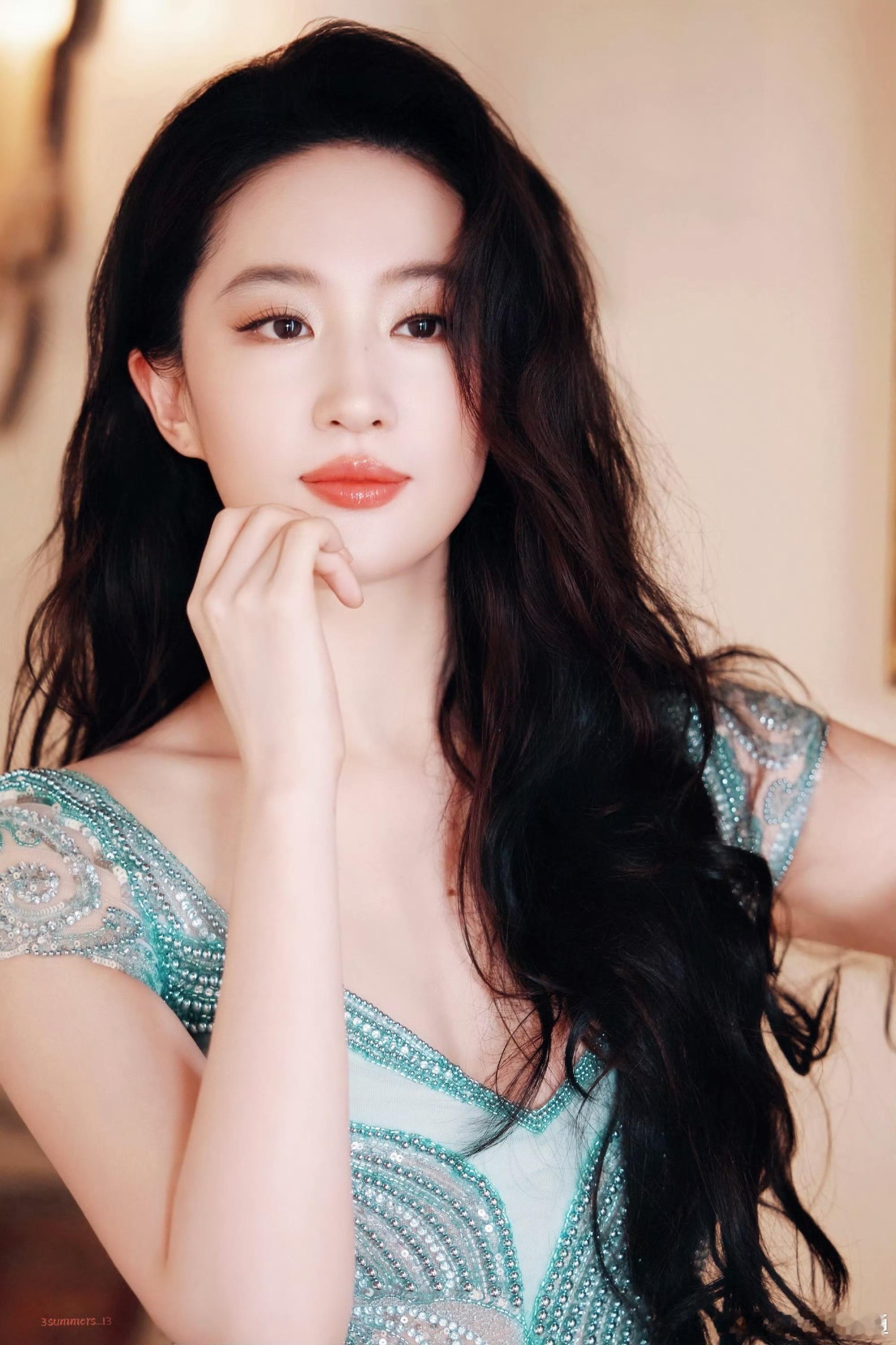 刘亦菲又自己乱剪头发了神仙姐姐美的惊心动魄，随便怎么折腾头发都美的发光。人群中的
