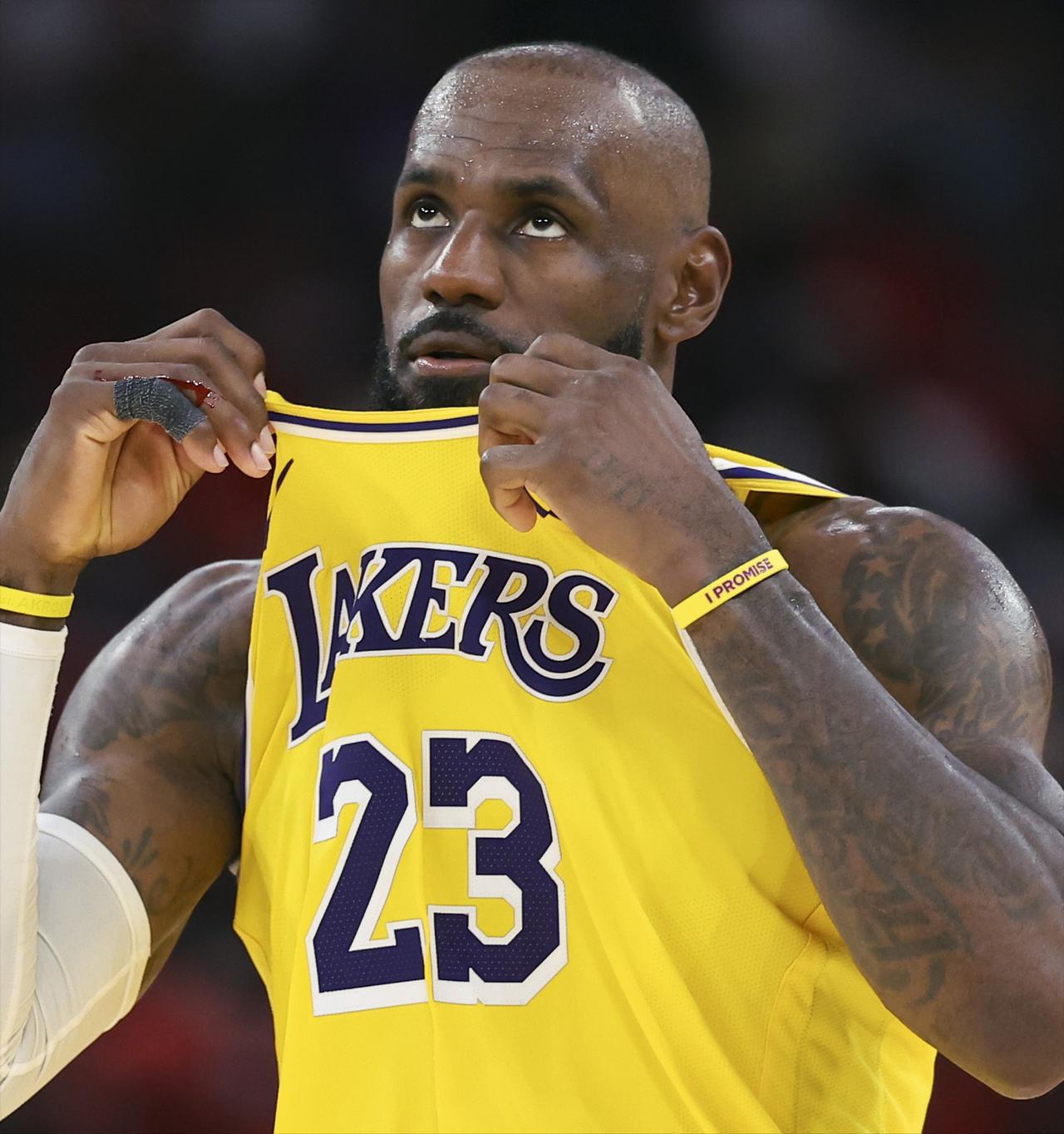 湖人首轮“失误”数据：
G1：18次失误，斯玛特5次
G2：12次失误，詹姆斯、