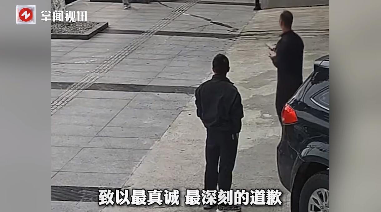 “这下后悔了吧！”22日报道，四川南充，一女子因为停车挡住了修车店的进出口通道，