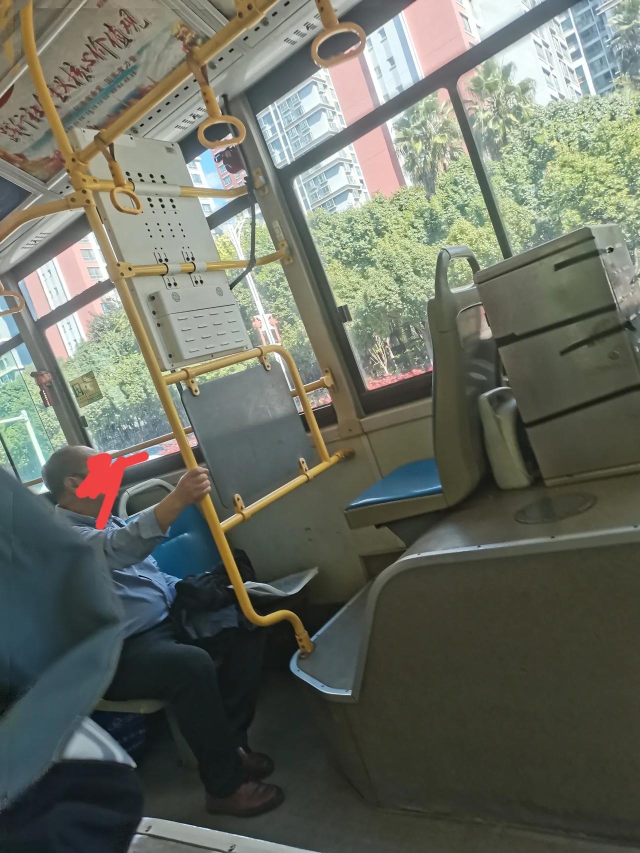 昆明公交车可以学别的地方一个爱心卡一个月或者是一天乘坐几次的，不然的话有的人就是