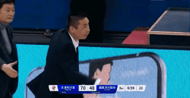 福建男篮主教练朱世龙在今晚面对球队大比分落后天津的情况下，在一次福建快攻时被裁判