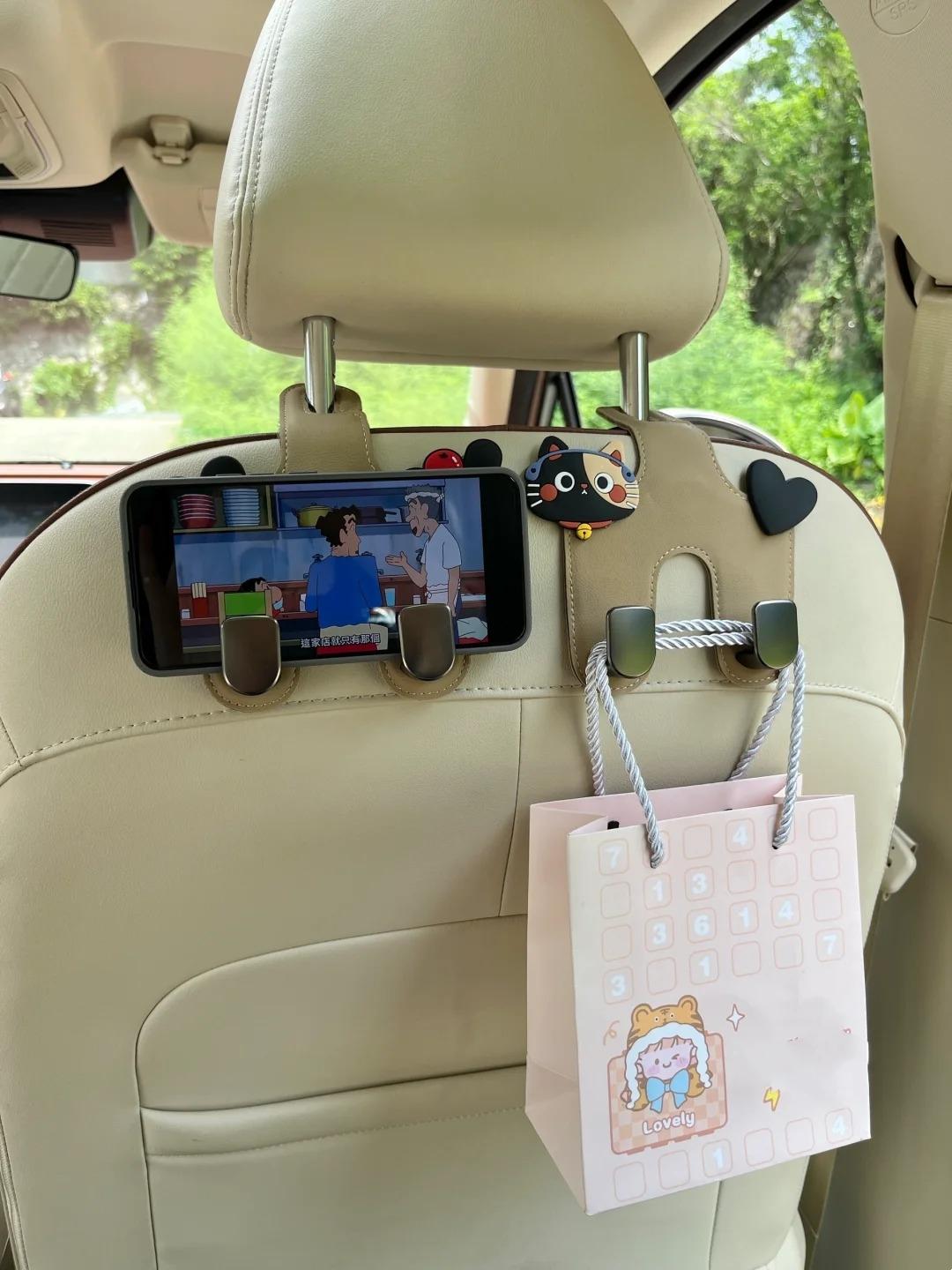 我觉得座椅挂钩是那种花小钱、却很实用的物件。奶茶、打包饭、小袋子往后一挂，很方便