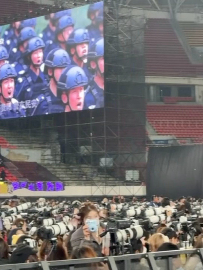 时代少年团演唱会内场人均站姐，内场放眼望去全是大炮啊 
