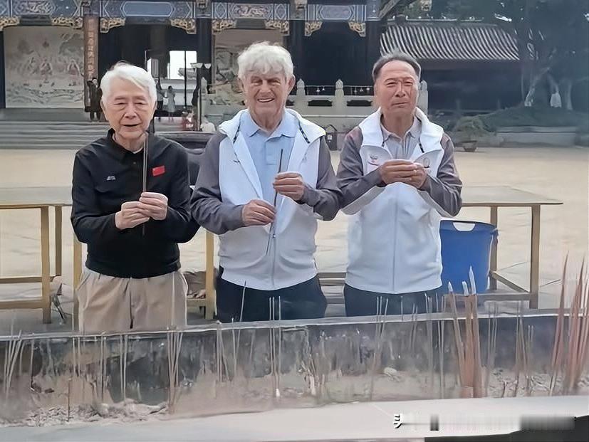近日，前中国男足主教练米卢在个人社交媒体发布视频。视频中，他与昔日国足教练组成员