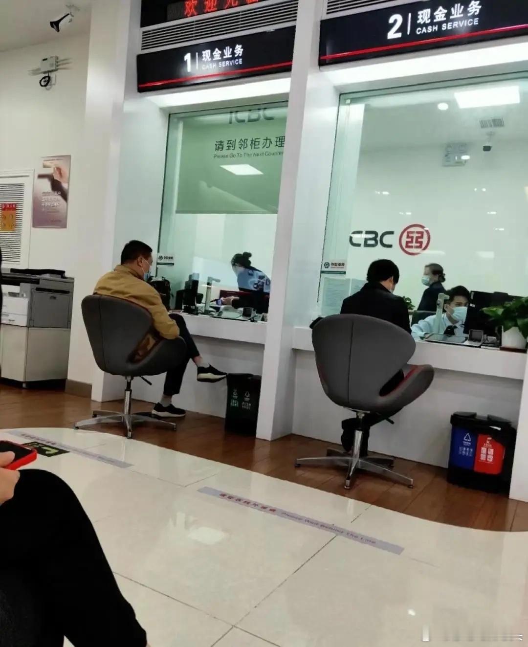 银行有10万以上50万以下存款的人，1月1日起，有一个消息手里有10万到50万闲