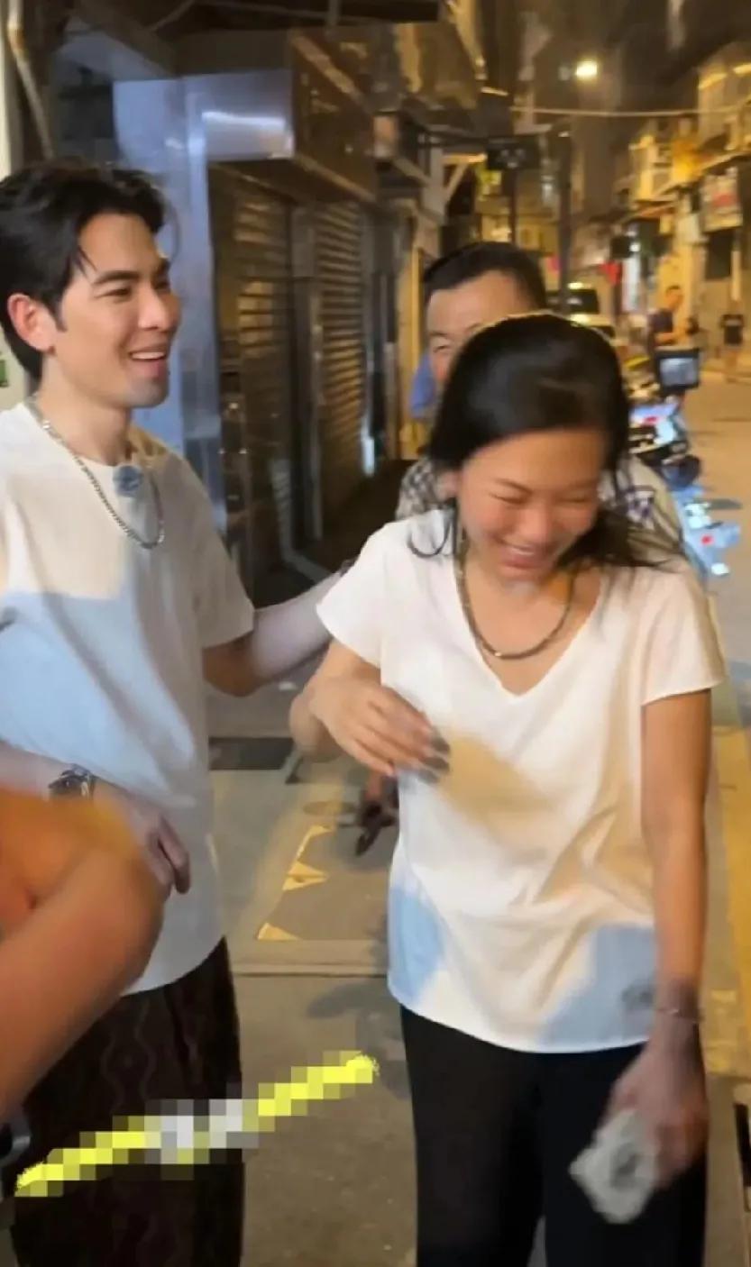萧敬腾林有慧同框
两人一起现身澳门被偶遇
夫妻俩素颜出镜，好真实好自然
穿搭如此