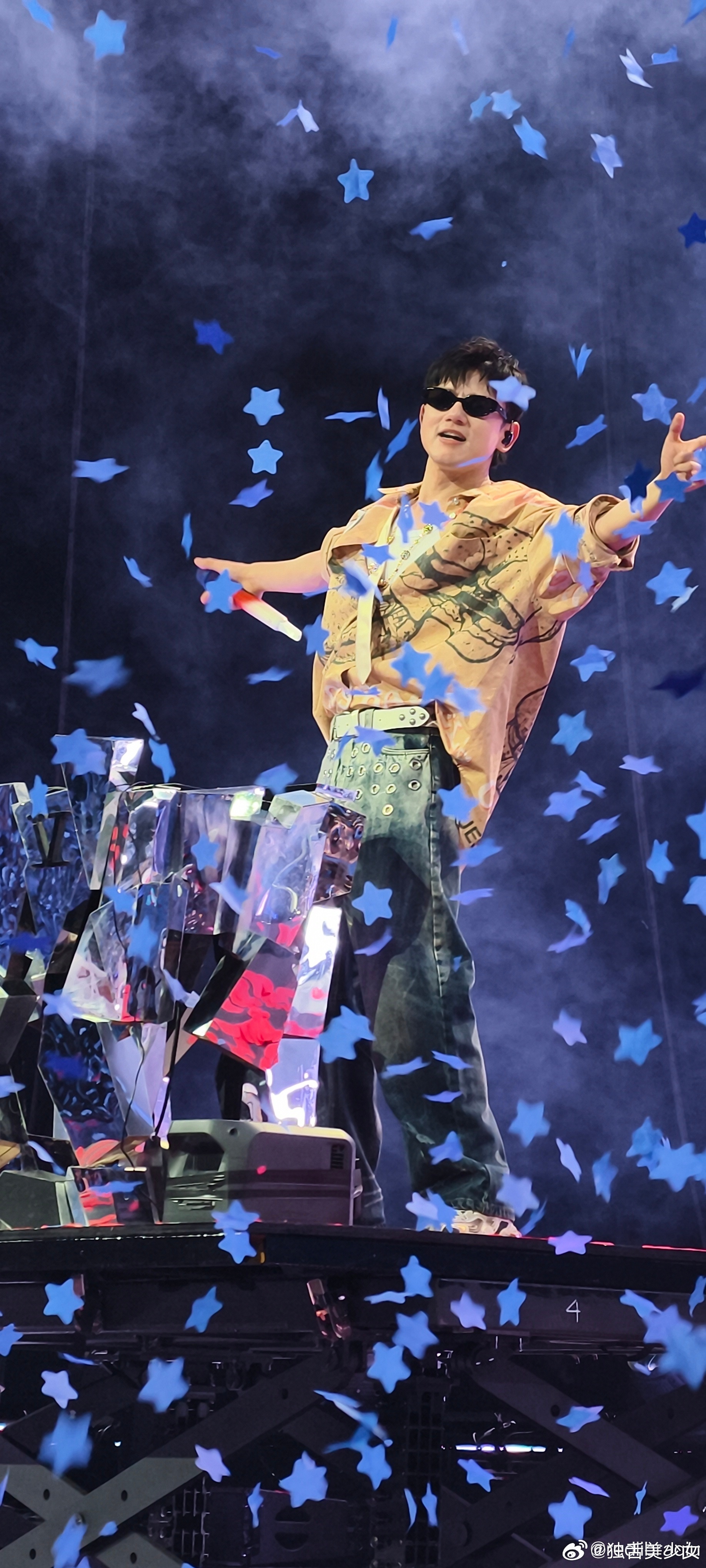 张杰新加坡演唱会首唱笼奔赴新加坡蓝海之约，张杰献上《笼》巡演首舞台。全新编曲搭配