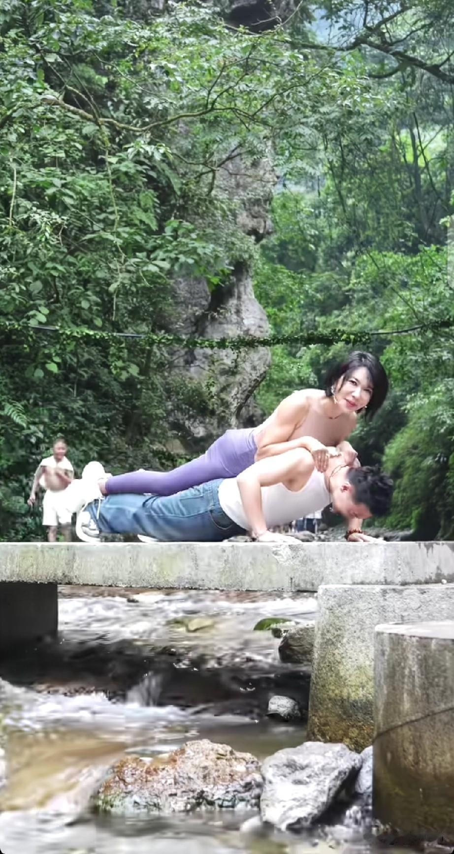 龚玥菲趴在壮汉宝娃情龙后背上，宝娃情龙做俯卧撑。虽说是博流量，但这不是肌肤之亲吗