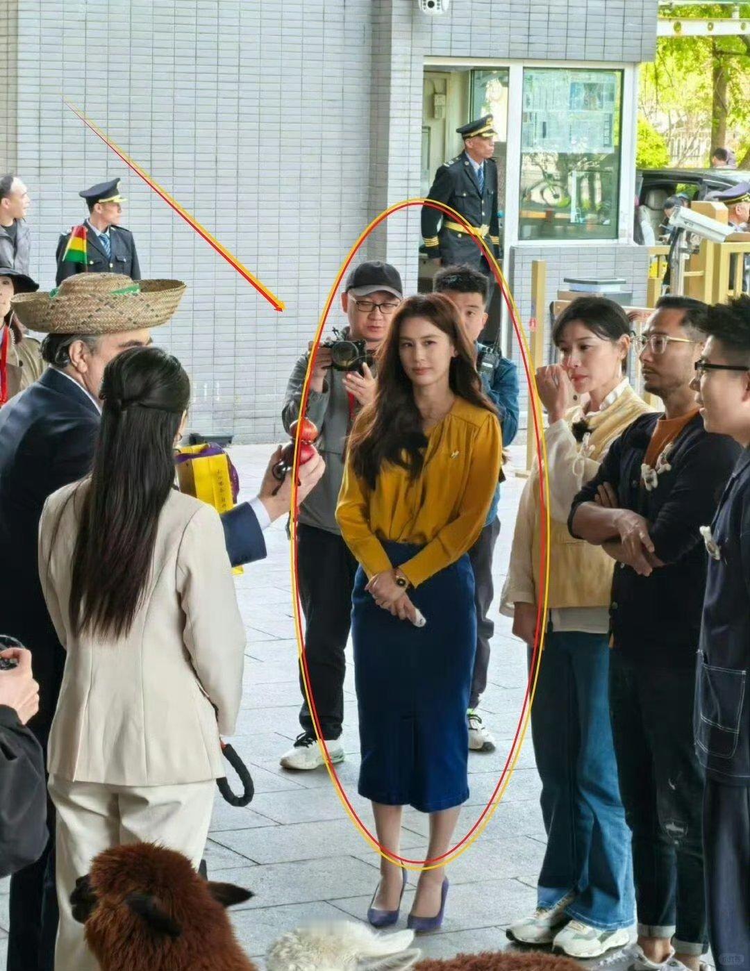 路人拍的黄圣依长这样，离了个婚越来越好看了 ​ ​​​