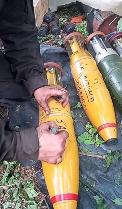 5月28日，在乌克兰战场上，乌克兰武装部队士兵展示了，印度生产的125mm坦克弹