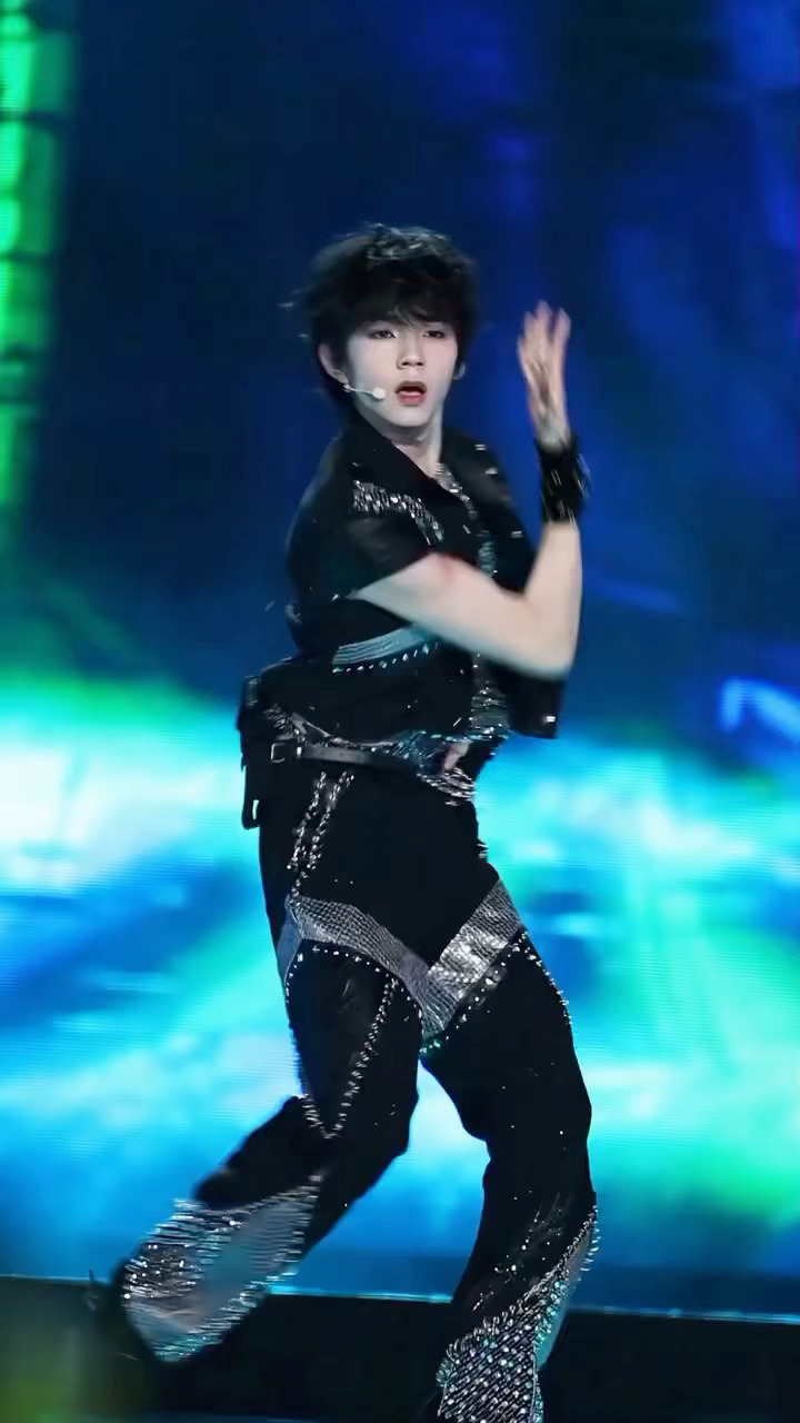 王橹杰考核第四王橹杰真的很棒！私下真的很努力！考核表演又自信又松弛！实力真的让人