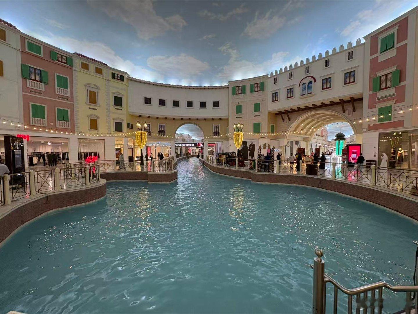 人造自然，世界成凉室，卡塔尔的奢华：公共车站有空调，整个购物MALL是密闭空调世