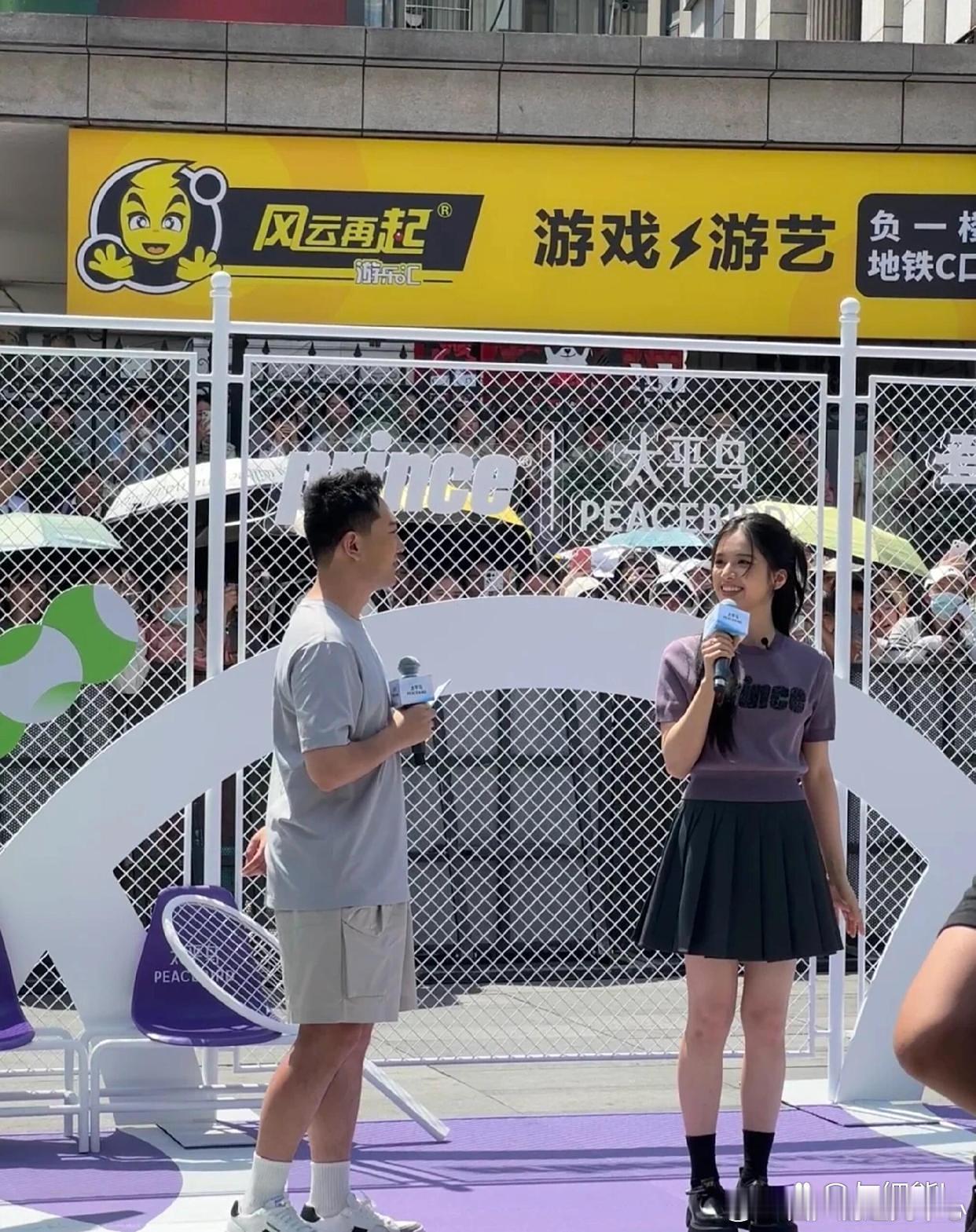 张婧仪个子真高，腿也长，站在男主持旁，身高差距不大，身材比例超棒 ​​​