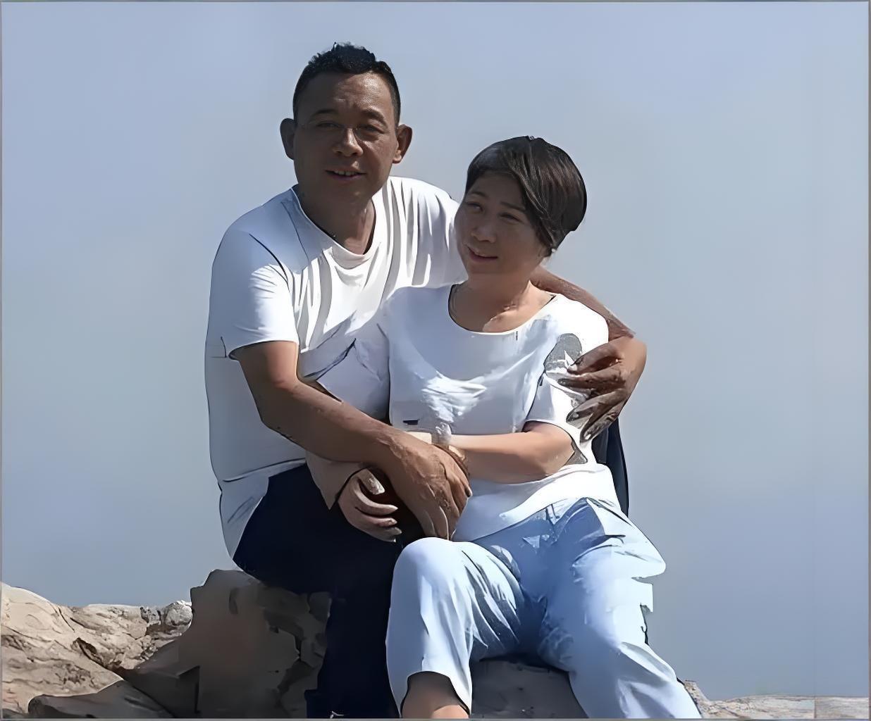 这张照片里的夫妻，穿着普通得像邻居家的大爷大妈，可他们身后却藏着900亿的商业帝