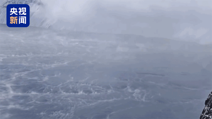 近日，吉林长白山天池湖面蒸汽腾腾，蒸汽随着大风在水面盘旋，像开锅一样。据吉林省气