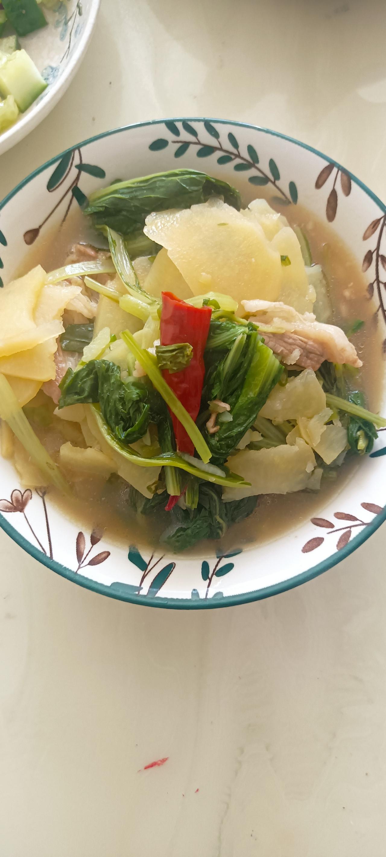 美好的一天，从早餐开始！
昨天从妹妹家拿回来小白菜，纯绿色的。
今早做了土豆片炖