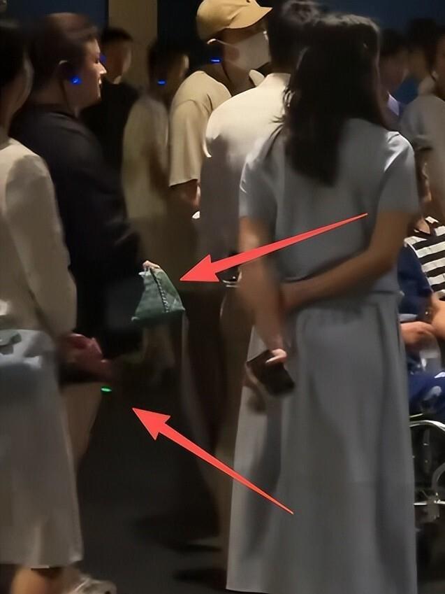 沈腾一家打卡三星堆！父母双亲坐轮椅一家人少有交谈，王琦背香奈儿酷似麻袋！忙完工作