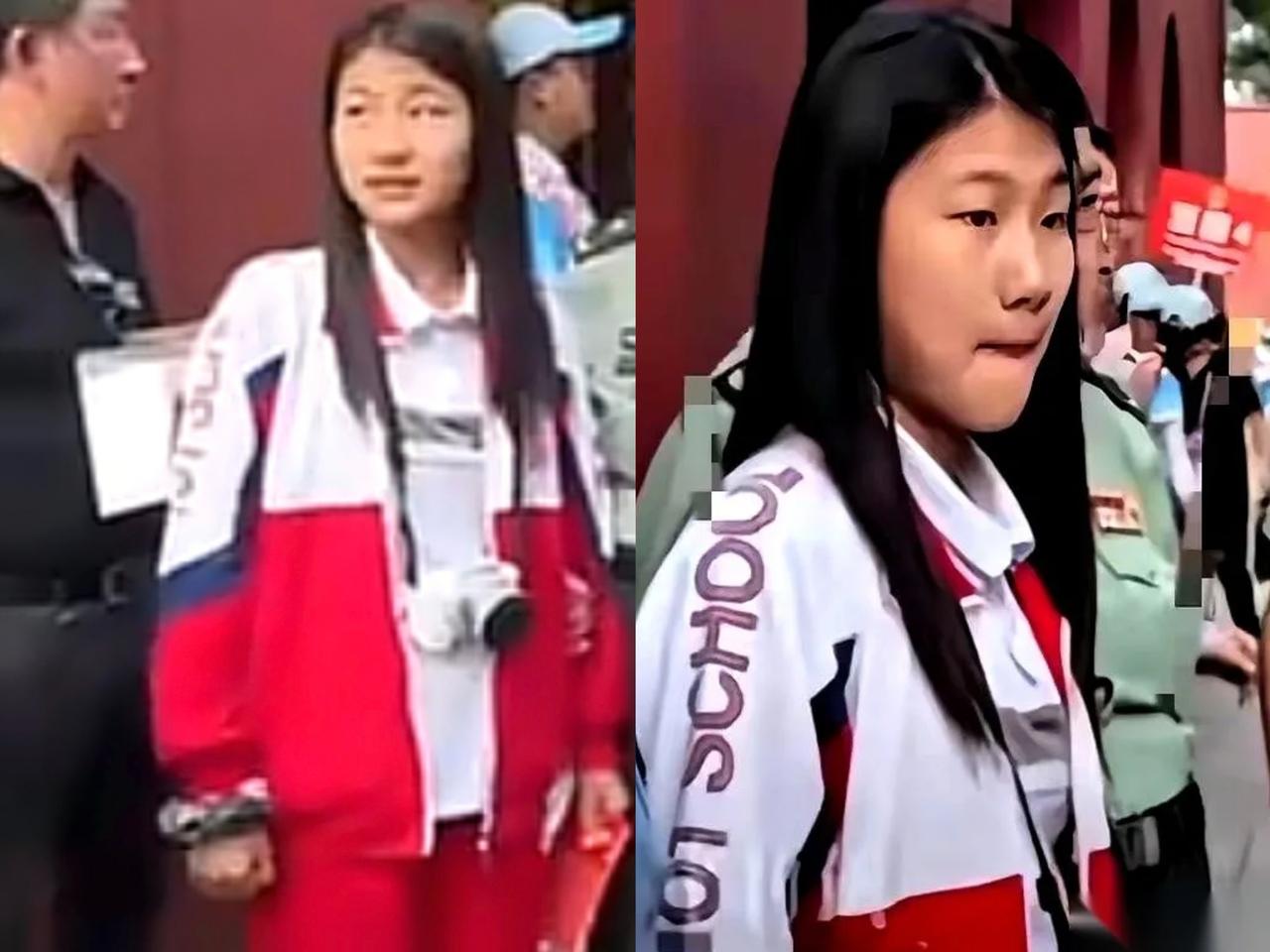 开始我还很纳闷，一件普通的校服，怎么就被刷屏了。
直到有人轻声说，知道她是谁吗