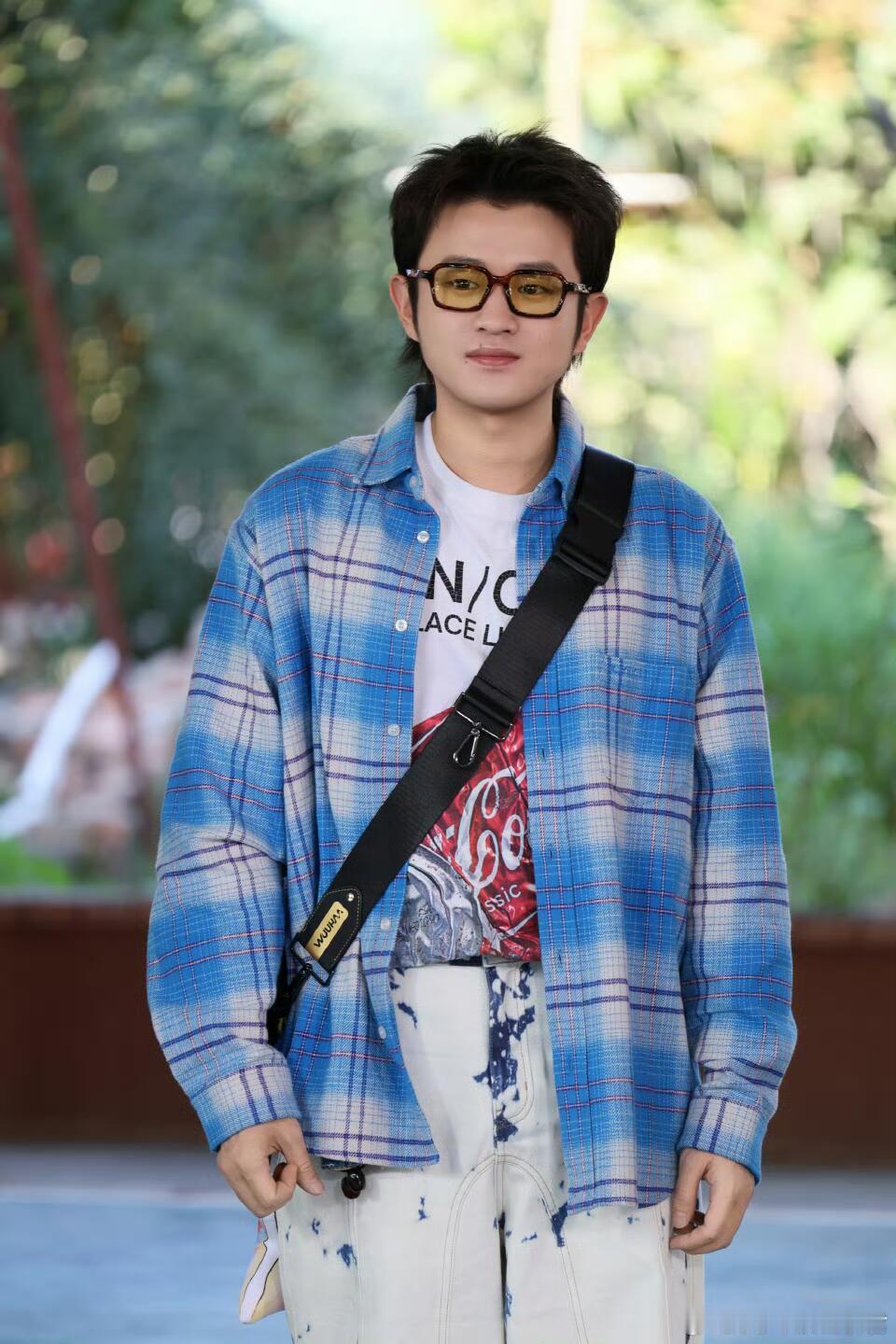 王勉在任敏夏梦合照里圈自己 还以为是什么三人同框搞怪照，结果放大一看，王勉在角落