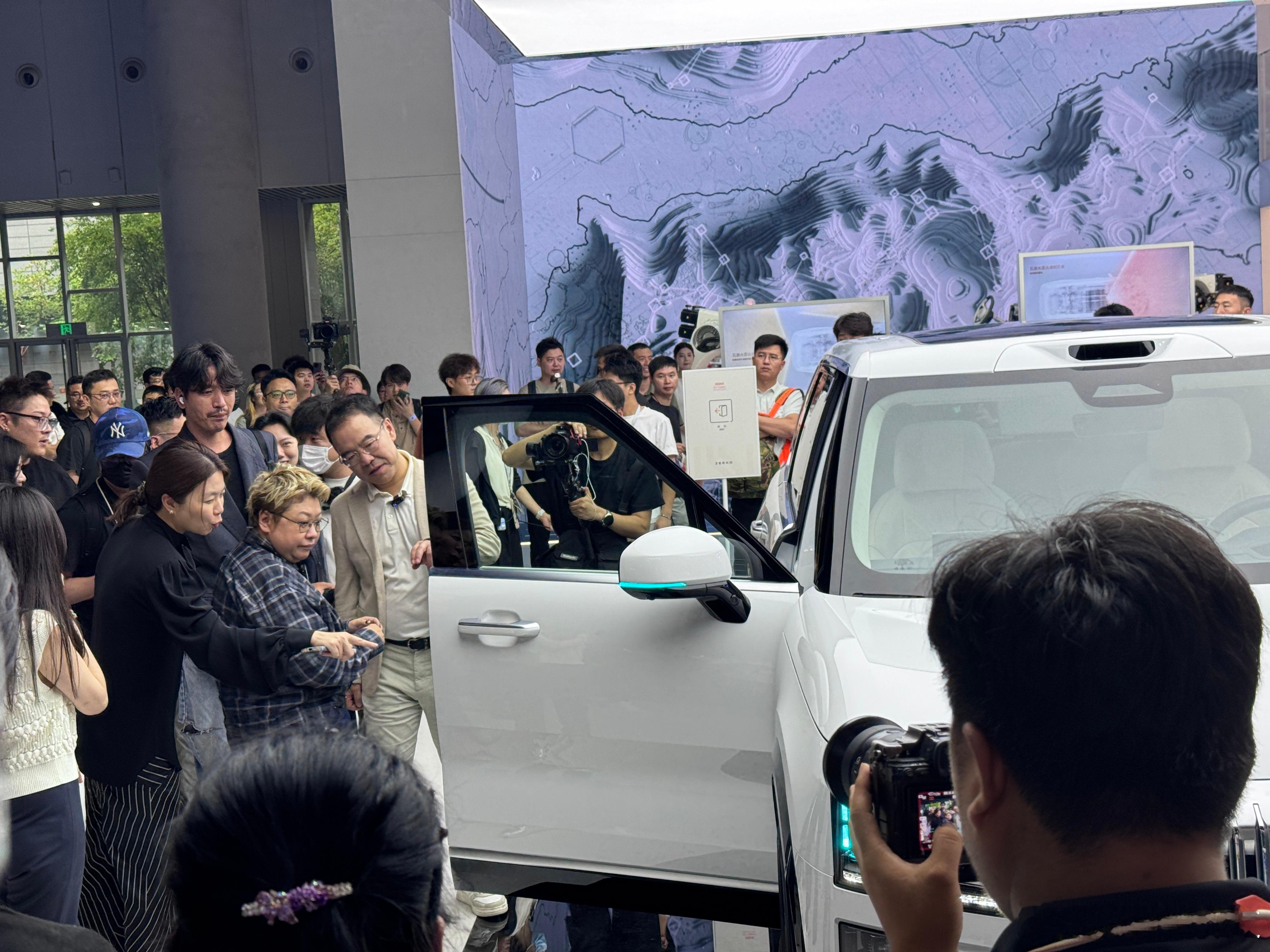 韩红亮相极氪汽车展台  在8月29日举办的2025成都车展 上，现身极氪展台，在