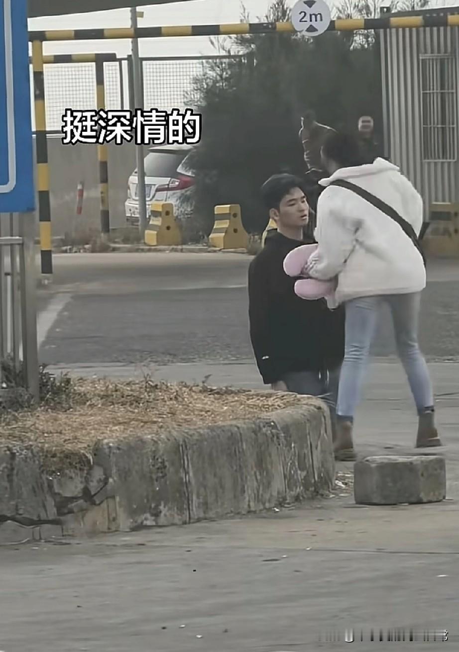 这女孩这辈子都不会得到他了
 
在新海港码头，一个男生跪在地上，仰望着面前的女生